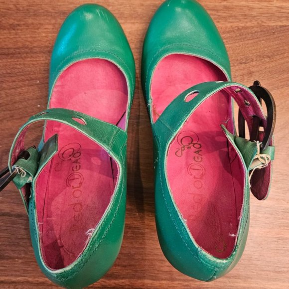 Red or Dead Green round toe Mary Jane heels size 41 - Picture 7 of 11